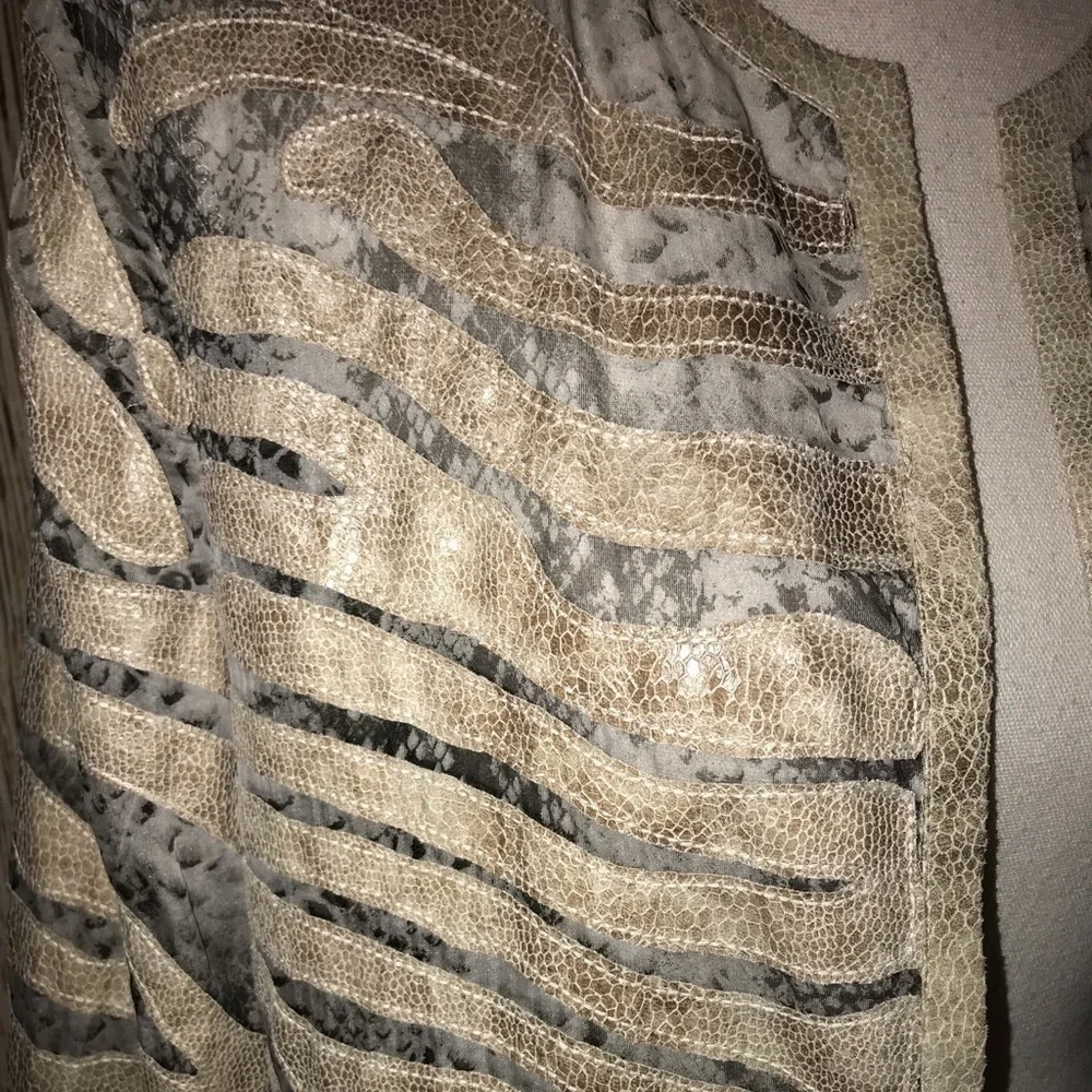 CHICOS SIZE 0 MEDIUM OPEN FRONT GRAY AND TAN JACKET SNAKESKIN-LOOK